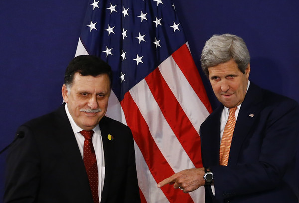 Le Premier ministre libyen Fayez El-Sarraj avec le secrétaire d'Etat américain John Kerry. D. R.